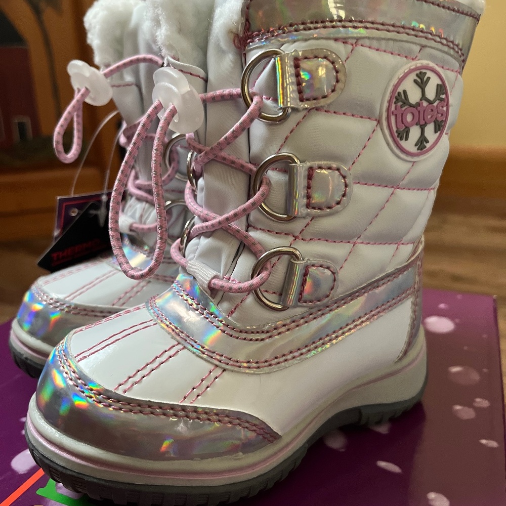 NWT and New in Box Totes Kids 10M White Ernie Style Winter Boots